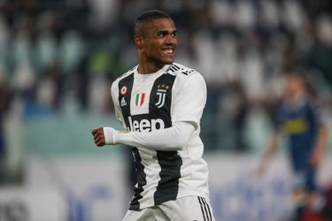 HAHA! Geblesseerde Douglas Costa doet Simeone's 'cojones' op de tribune na (video)
