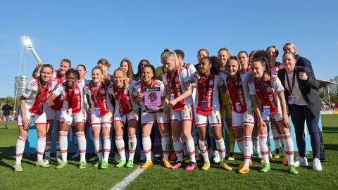 Ajax Vrouwen pakken koppositie eredivisie in rechtstreeks duel met FC Twente