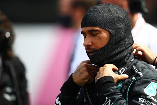 Lewis Hamilton weet dat Verstappen de beste is: 'We hebben nu geen kans tegen hem'