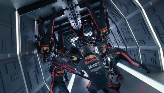 Ziek! Red Bull steelt de show met vet filmpje van pitstop zonder zwaartekracht