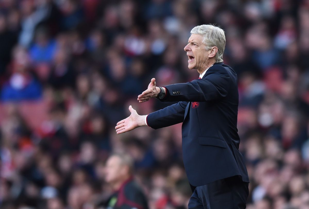 Arsenal-'fans' wensen Wenger dood tijdens demonstratie (video)