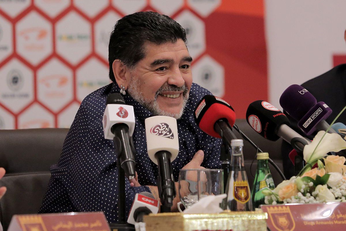 Maradona op oorlogspad: 'Sampaoli is dom en achterbaks en Dani Alves is een eikel'