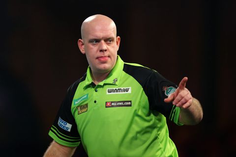 Michael van Gerwen met speels gemak langs Keane Barry op WK darts