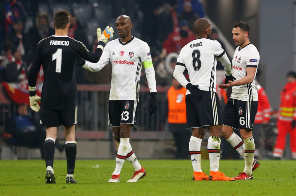 Drie rode kaarten en vier goals maken van derby échte Turkse heksenketel