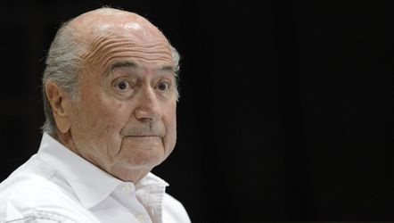 Zwitserse omroep valt Blatter aan