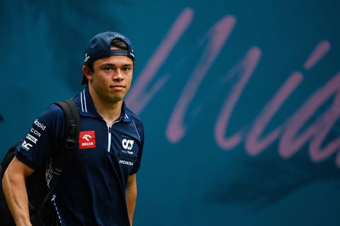 Nyck de Vries maakt onverwachte pitstop op de snelweg en strandt in Italiaans dorpje