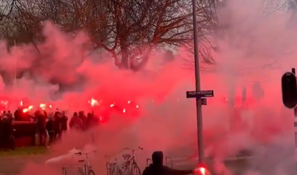 🎥 | Ajax-fans zwaaien de spelersbus uit op weg naar de Klassieker