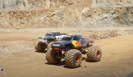 🎥 | 'Supermax' vs 'Yukinator': Max Verstappen strijdt in een monstertruck tegen de kleinste Formule 1-coureur