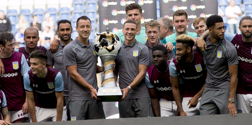 Aston Villa wint een beker ter waarde van €14,50