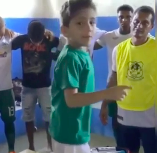 🎥 | Check hoe passievol dit jonge, Braziliaanse jochie een amateurelftal toespreekt