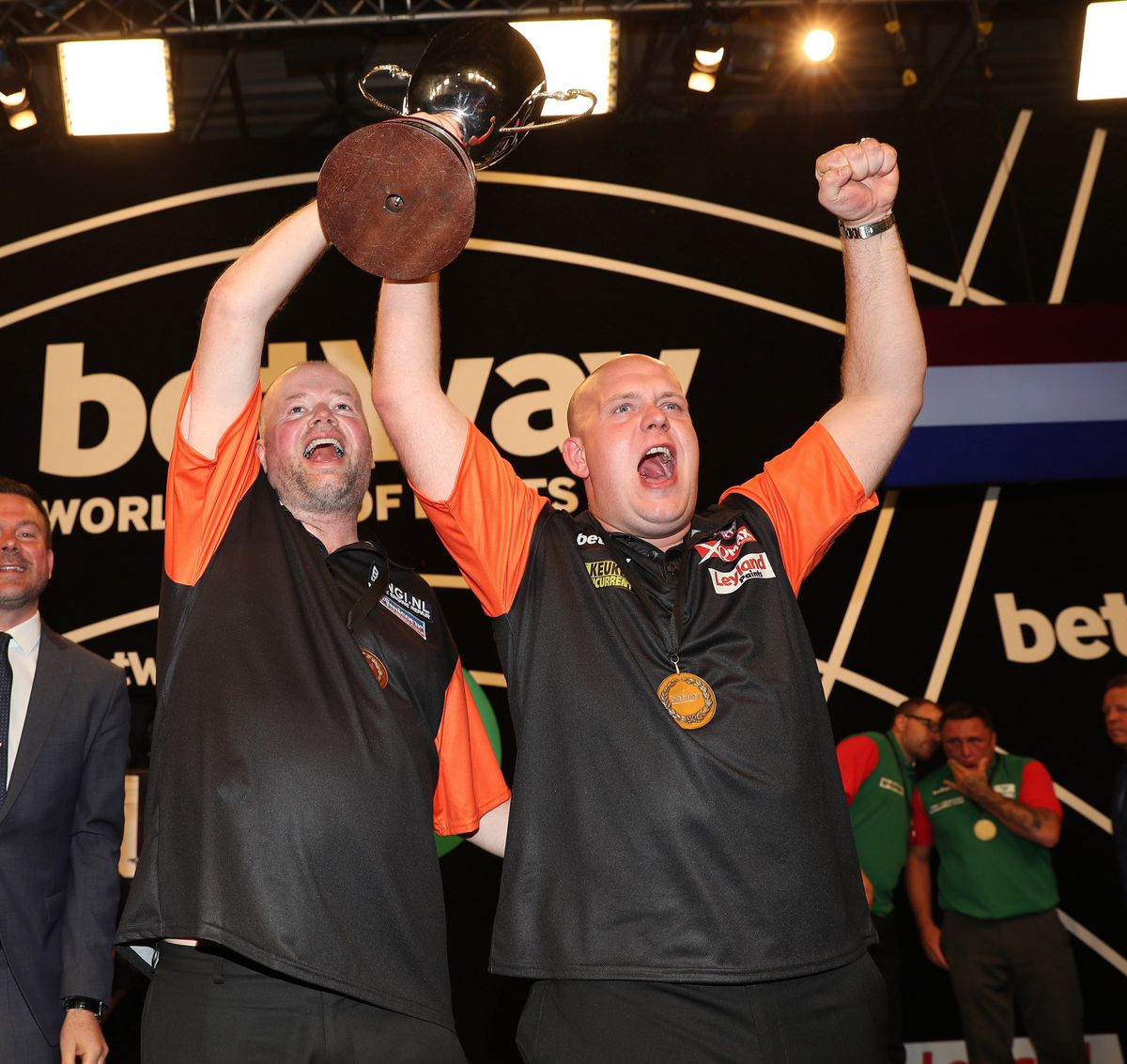 Van Gerwen en Van Barneveld winnen de World Cup of Darts (video)