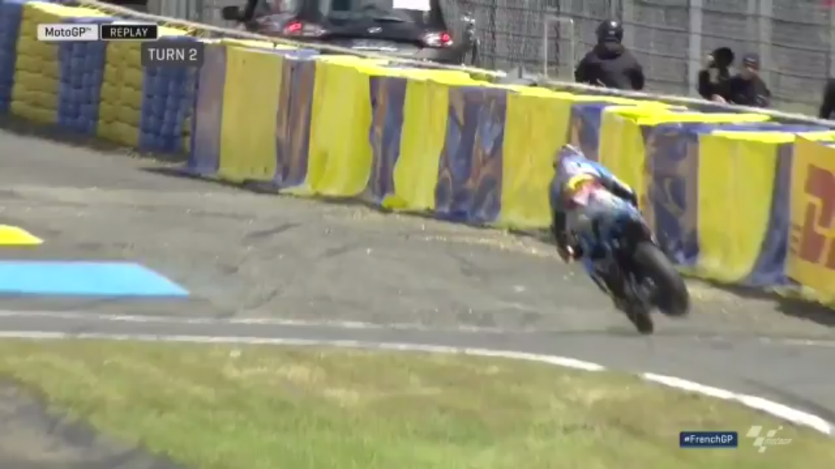 MotoGP-rijder gaat snoeihard op zijn plaat (video)