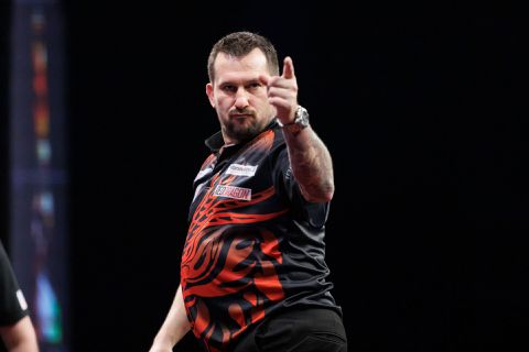 Jonny Clayton wint finale van Michael van Gerwen en loopt uit in Premier League-stand