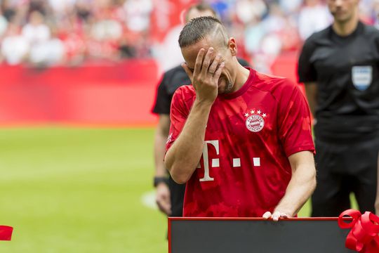Toine tipt kijker na emotioneel afscheid Ribéry: 'Nooit huilen op camera!' (video)