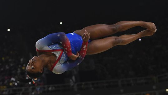 Turnkoningin Biles ook op vloer de allerbeste