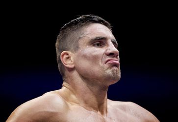 GLORY 77: Rico Verhoeven 'sloopt' de Tank en blijft de koning van het kickboksen