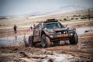 Tim en Tom Coronel 'superblij' na langste Dakar-etappe (video)