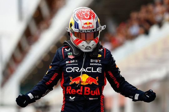 Historisch racepak Max Verstappen levert heel veel centjes op voor goed doel