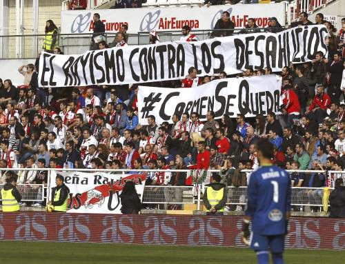 Fans Rayo Vallecano jagen 'neonazi' Zozoelia weg