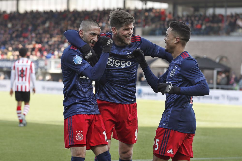 Ajax wint met grote cijfers van strijdend Sparta