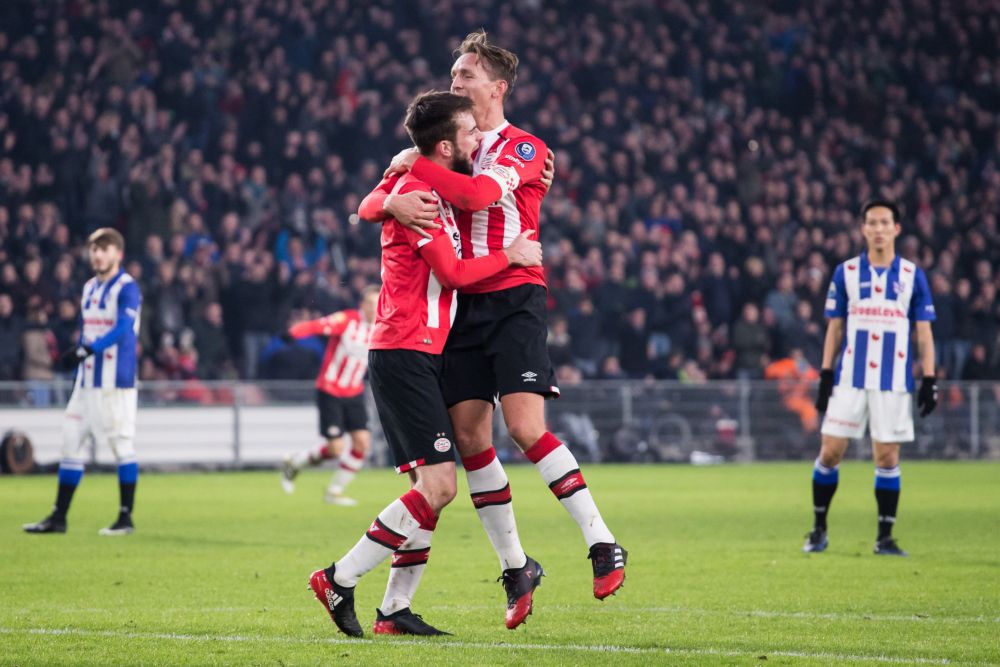 PSV houdt titeldroom in leven na BIZARRE wedstrijd tegen Heerenveen