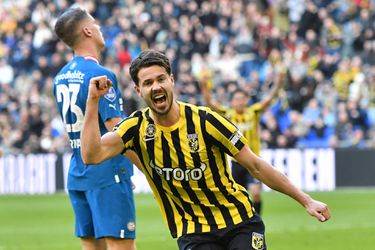 PSV verspeelt punten bij Vitesse en haakt voorlopig af in titelstrijd