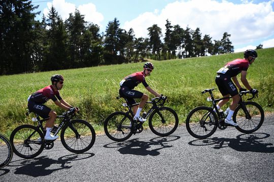 Wout Koels! Ineos-renners gaan op hilarische wijze met hitte om (video)