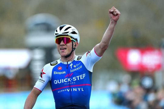 🎥 | Remco Evenepoel blaast tegenstand weg in 1e etappe Ronde van Valencia