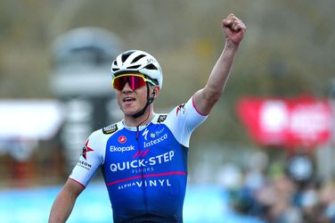 🎥 | Remco Evenepoel blaast tegenstand weg in 1e etappe Ronde van Valencia