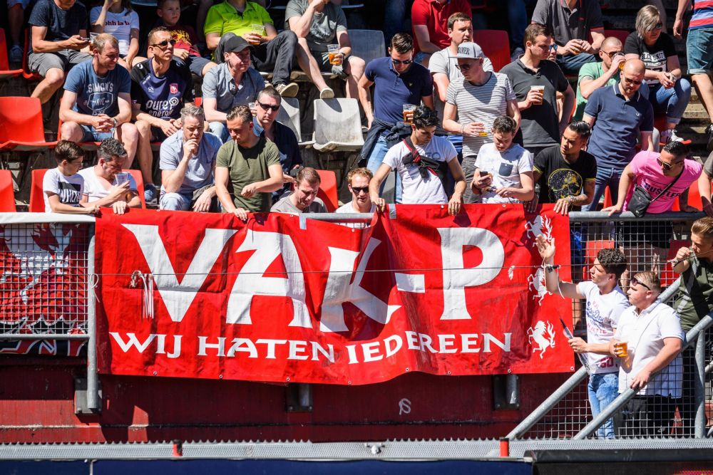 WTF! Twente-fans staan reanimerende hulpverleners in de weg