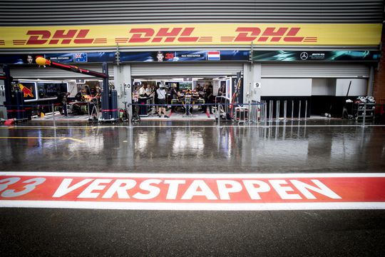Fans van Max Verstappen staan in dikke files voor het circuit