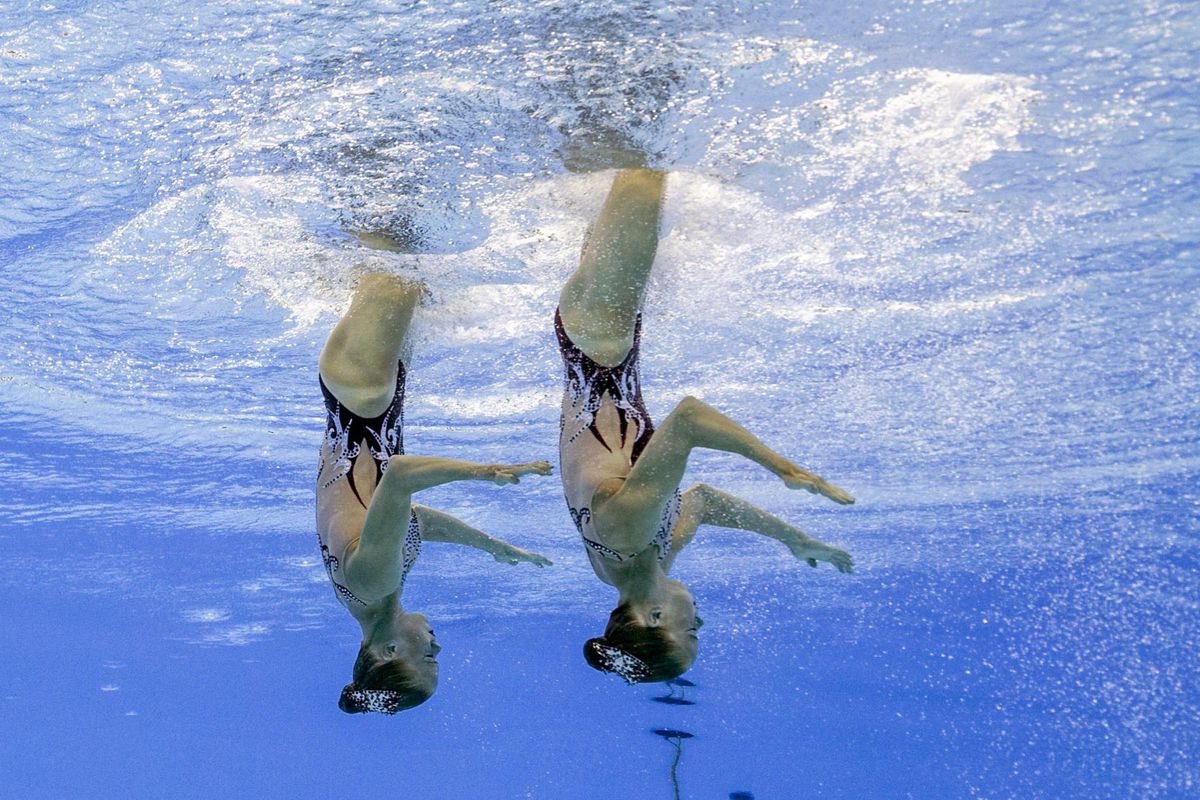 Tweelingzusjes De Brouwer missen finale op WK synchroonzwemmen