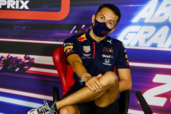 Teleurgestelde Albon reageert op verliezen Red Bull-stoeltje aan Perez: 'Pijnlijk, er zit veel meer in mij'