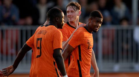 Jong Oranje verplettert ondanks brilstand bij rust alsnog Jong Gibraltar