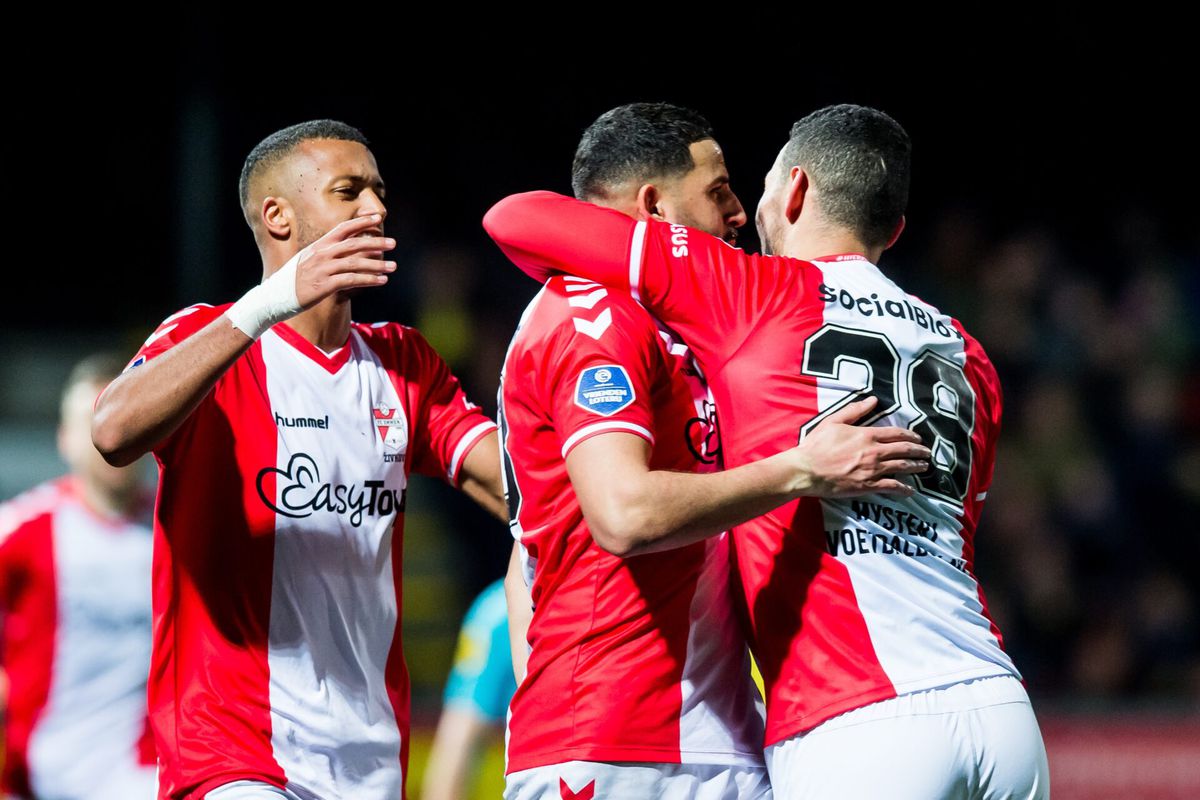 Spektakel in degradatiestrijd: FC Emmen wint in blessuretijd bij Cambuur