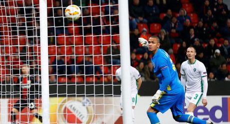 Hallelujah! Leverkusen-back pegelt bal onderkant lat het doel in (video)