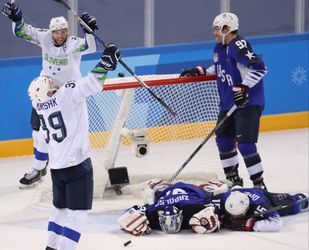 Olympisch ijshockeytoernooi begint meteen met 2 daverende verrassingen (video's)