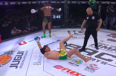🎥 | Braziliaanse vechter loopt zware blessure op na het geven van zijn 1e (!) trap