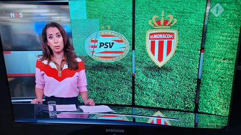 📸 Match! Nieuwslezeres Saïda Maggé kondigt PSV-item aan in bijpassende outfit