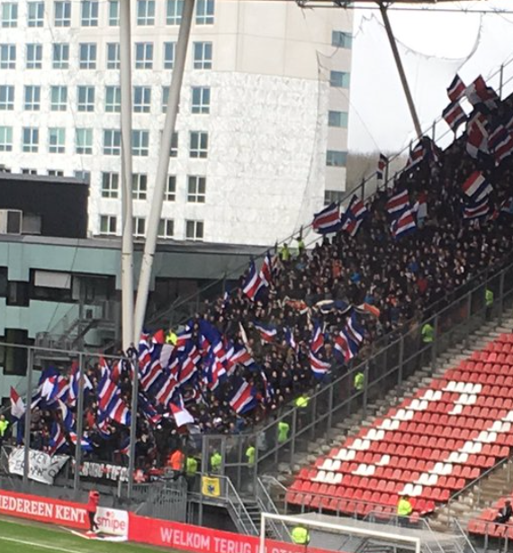 Ludieke spandoeken Willem II-fans: 'Wij fixen de overwinning'