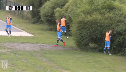 LOL! Bankzitters Heracles moeten allemaal heel nodig plassen en zoeken bosjes op (video)