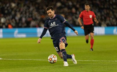 🎥 | Lionel Messi dribbelt zoontjes Thiago, Mateo en Ciro helemaal scheel in huiskamer