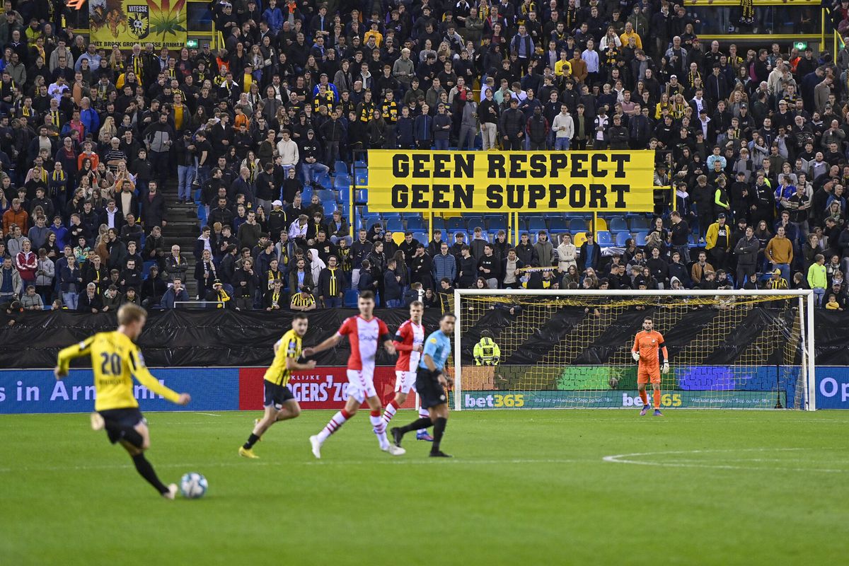 Gezellig bij Vitesse: diverse supportersgroepen gooien rookbommen naar elkaar