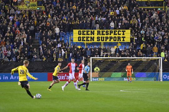 Gezellig bij Vitesse: diverse supportersgroepen gooien rookbommen naar elkaar