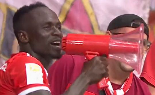 🎥📣 | Sadio Mané springt tussen Bayern-fans en grijpt megafoon