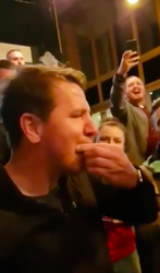 Ontslagen Barnsley-coach tikt shotjes tequila weg in pub met juichende fans (video)