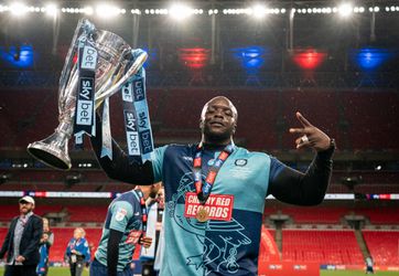 🎥 | Het beste interview na een wedstrijd ooit: Akinfenwa na promotie met Wycombe