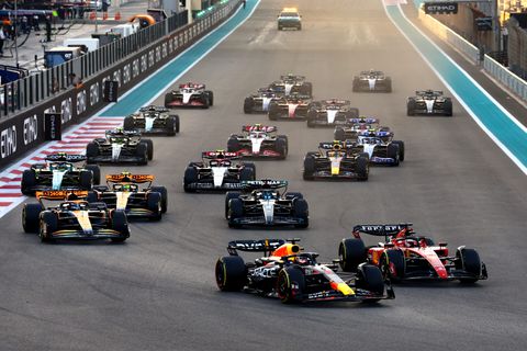 Verstappen rijdt met machtsvertoon naar laatste zege van het seizoen: Perez 2e in klassement