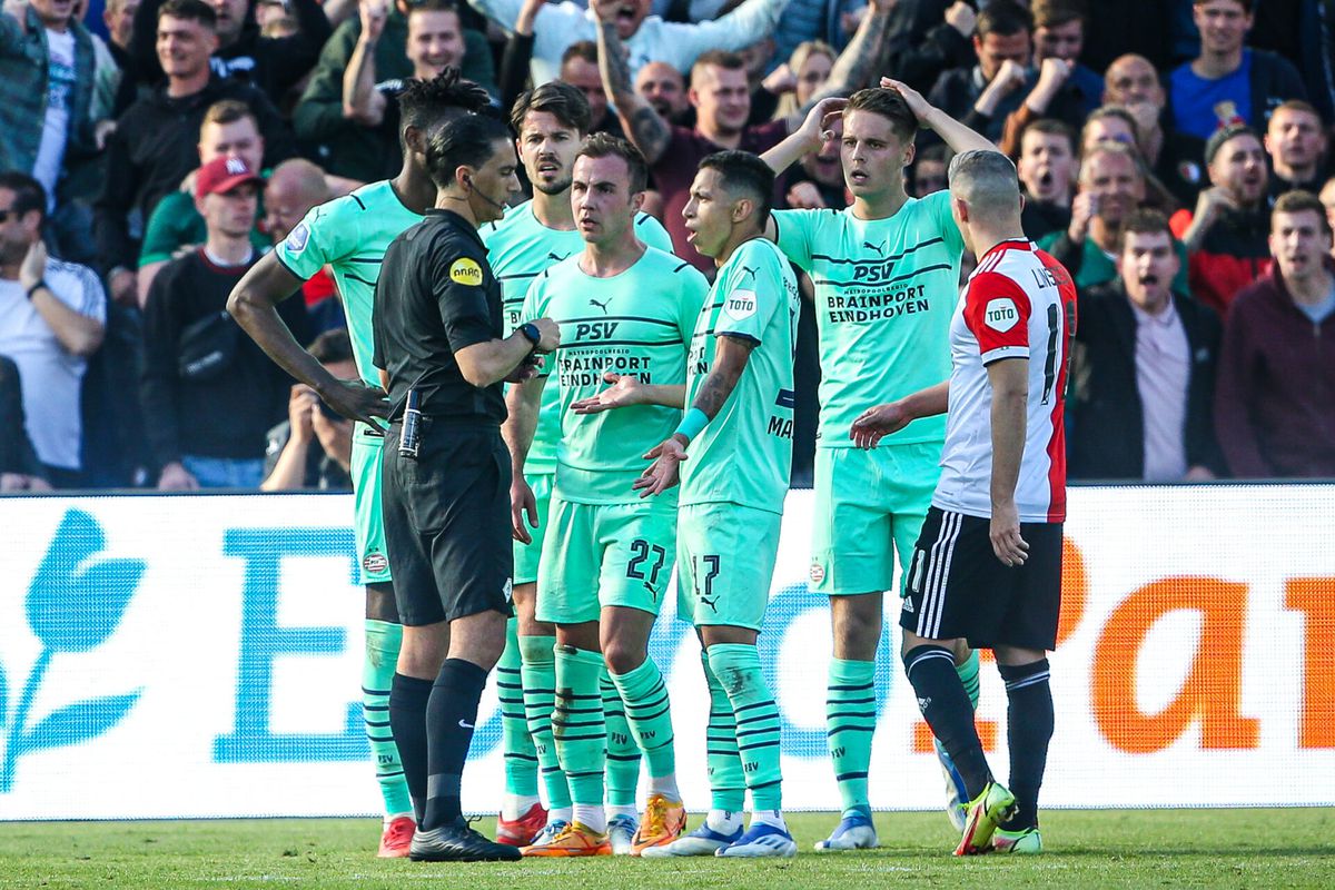 Ongeloof na omstreden penalty bij Feyenoord - PSV: 'Het is een schande!'