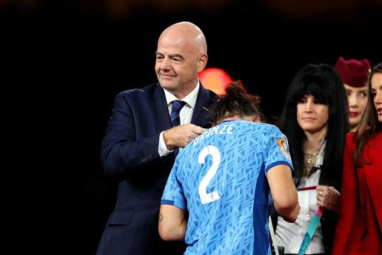 📸 | Lucy Bronze liet FIFA-baas Infantino keihard hangen bij de WK-medailleceremonie